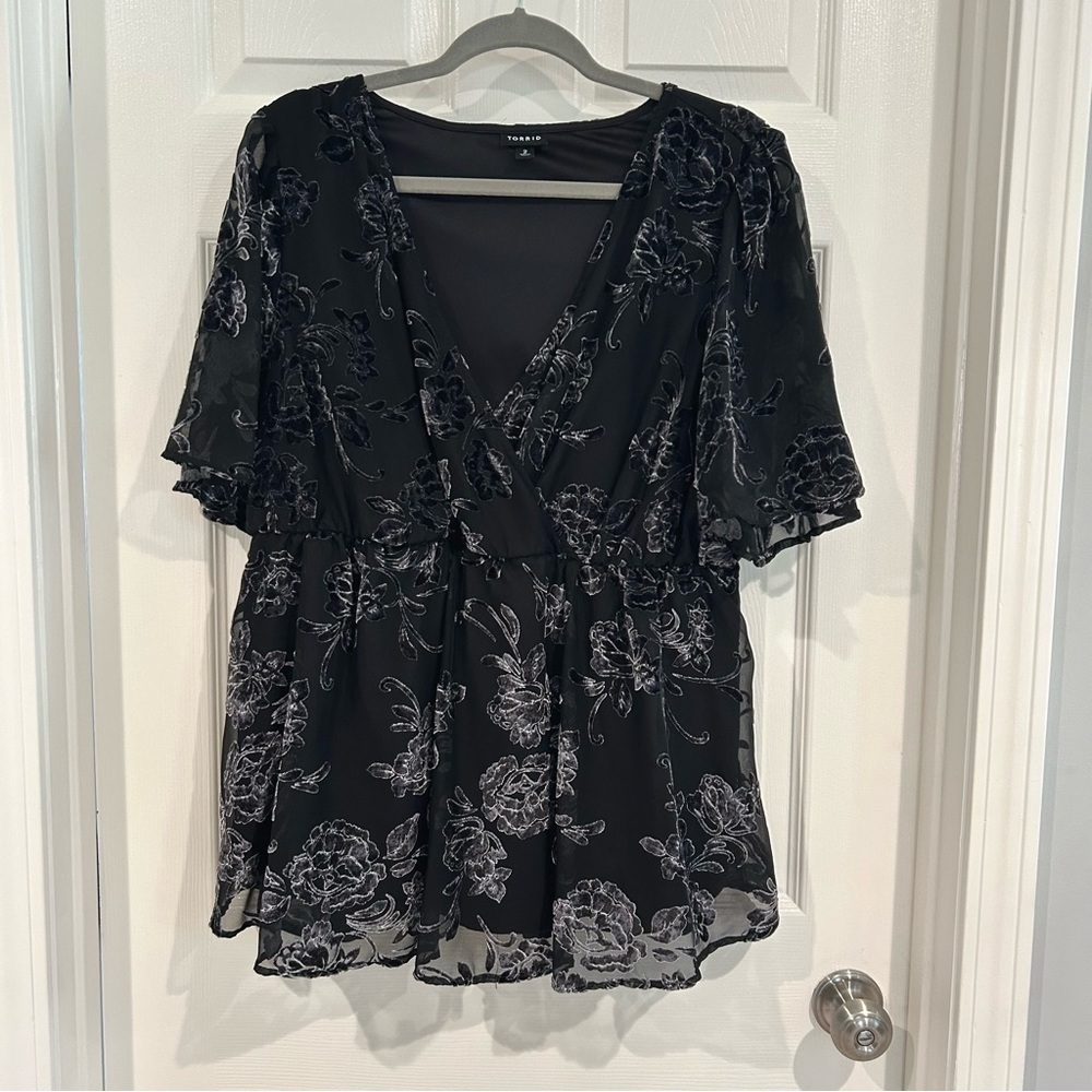 Torrid Peplum Velvet Burnout Surplice Blouse Plus Size 2 Short Sleeve Gothic